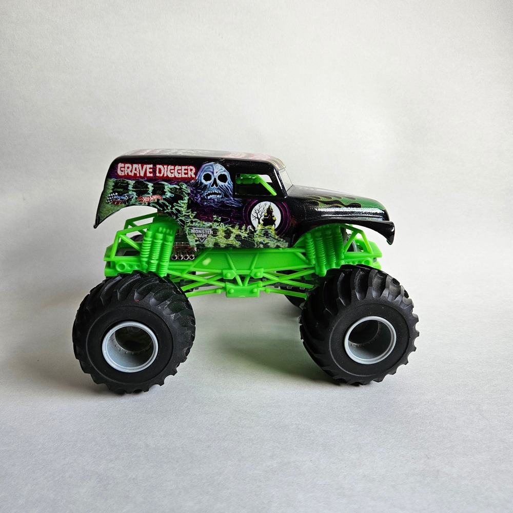 Hot Wheels Monster Jam Grave Digger 1:24 Scale Diecast Monster Truck Black Green